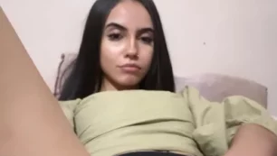 Amateur flaca divirtiéndose y explorando sola, con dos dedos en acción en el coño