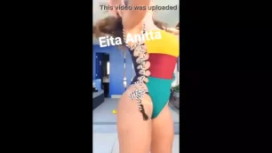 Anitta, famosa cantante, llamó la atención al mostrar su sensualidad en los videos donde su vulva era evidencia debido al traje de baño súper apretado