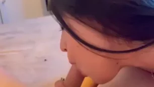 Disfrutando de un momento delicioso dentro de la joven después del sexo