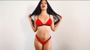 El vídeo filtrado de Marta María Santos, la famosa YouTuber, realizando una prueba de bikinis en desnudo