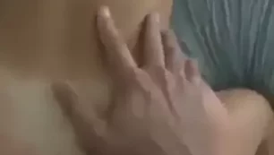 Emmy Corinne en vídeo porno filtrado mostrando sexo en posición doggystyle