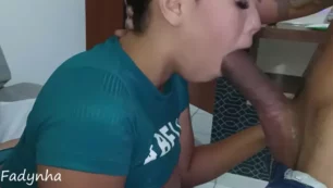 Fadynha, la joven, complace a su pareja con un cariñoso acto íntimo