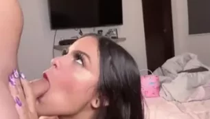 Gracie Bon muestra su cuerpo sin ropa mientras realiza sexo oral