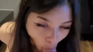 Hanna (Hanabii_wz) mostrando su habilidad con la boca en una mamada