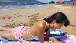 Katnparadise es una mujer que fue a la playa y tuvo un problema con su bikini. Tuvo que volver a ponérselo rápidamente y el momento fue capturado en video.