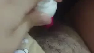 La joven Dayse tocándose con su coñito peludo