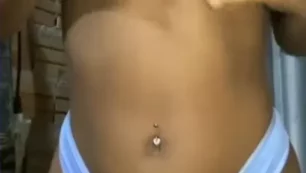 La joven Nayara Assunção mostrando sus grandes pechos en videos
