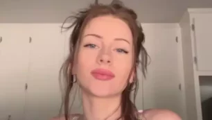 Lilly Bloomes filtró un vídeo en el que aparece con los pechos desnudos