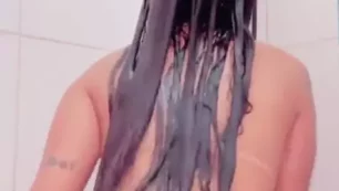 ¡Mc Plebeia es conocido por rodar con el culo en la ducha