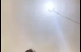 Rainelis grabando un video en TikTok