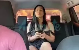 Sofía Silva realiza sexo oral al conductor del taxi como forma de compensación