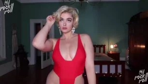 Stefania Ferrario lleva bikini y tiene sexo