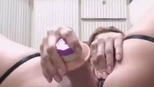 Una mujer de Brasil se complace con las piernas separadas utilizando un juguete sexual