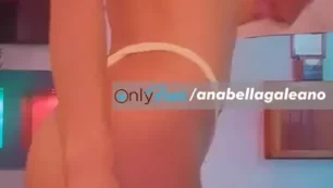 Vídeo filtrado de Anabella Galeano realizando un striptease desnuda en Onlyfans