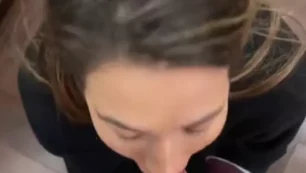 Vídeo filtrado de Eva Lovia desnuda realizando sexo oral en la cocina en OnlyFans
