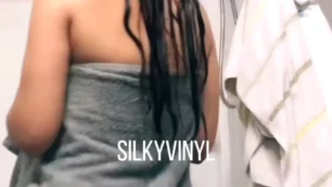 Video filtrado de Silkyvinyl mostrando un provocativo juego de toallas desnudas'int vistiéndola