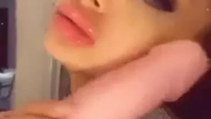 Vídeo porno de María montando un consolador desnuda en un selfie