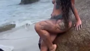 Vídeos de Melissa Montagnole luciendo TikTok, tomando un primer plano en la playa y luciendo su look