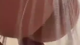 Vivi Fernández fue filmada mostrando su coño arrodillada con las piernas abiertas