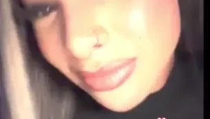 Yailin muestra sus grandes senos en una transmisión en vivo de Instagram