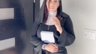 Yinyleon, muy sabroso, dando una mamada irresistible