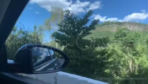 Safadeza en el auto con Iasmim Oliver mostrando las grandes tetas a un amigo