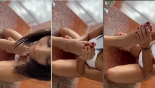 Isabella Swelregui disfrutando de un masaje de su amiga