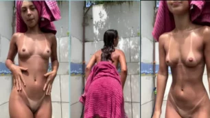 Vicky Harper, todo sexy, mostrándose en la ducha