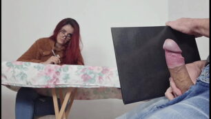 小学老师躲在厕所里偷拍可爱无毛小萝莉嫩穴撒尿