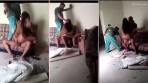 Los amigos de la pornografía colaboran en un trío con la criada para ayudarse mutuamente