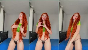 Maria Bartola solo de blusa y bragas, mostrando