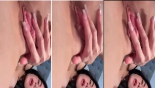 Thaissa se ajusta sensual y desnuda, con las manos en su delicado y encantador coño