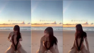 Annyofcll disfrutando de la playa con sus amigas poniendo su culo a jugar en la arena