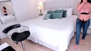 Candyx se divierte con dos chicos que se ponen duros en la cama