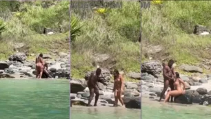 ¡Chica traviesa con un gran culo se mece en la playa de Puruba en Ubatuba-SP
