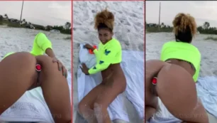 En la playa, ella realiza cosas sexuales locas con un tapón anal