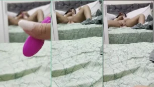 Isa Morgan, una joven traviesa, sin ropa y divertirse con la mano en el periquito