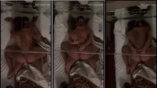 La mujer dominicana acaricia suavemente el pecho con ternura y lentitud