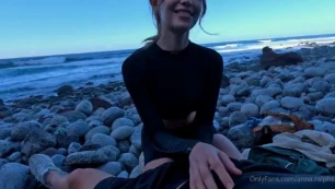 Ana Ralphs, la delgadita, luce safada en la playa