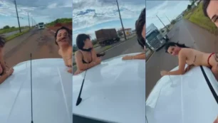 Atrapa a los aficionados, solo bragas y con Farthens fuera, en el auto