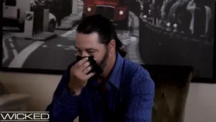 El marido gallina está ahí, observando, viendo a su esposa llena de deseo besarse con el jardinero
