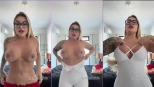 Gabi Tamiris se muestra traviesa en un conjunto de lencería de color rojo mientras está desnuda