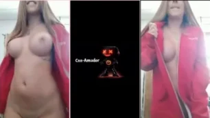 La rubia con curvas Erome se desnuda delante de la cámara
